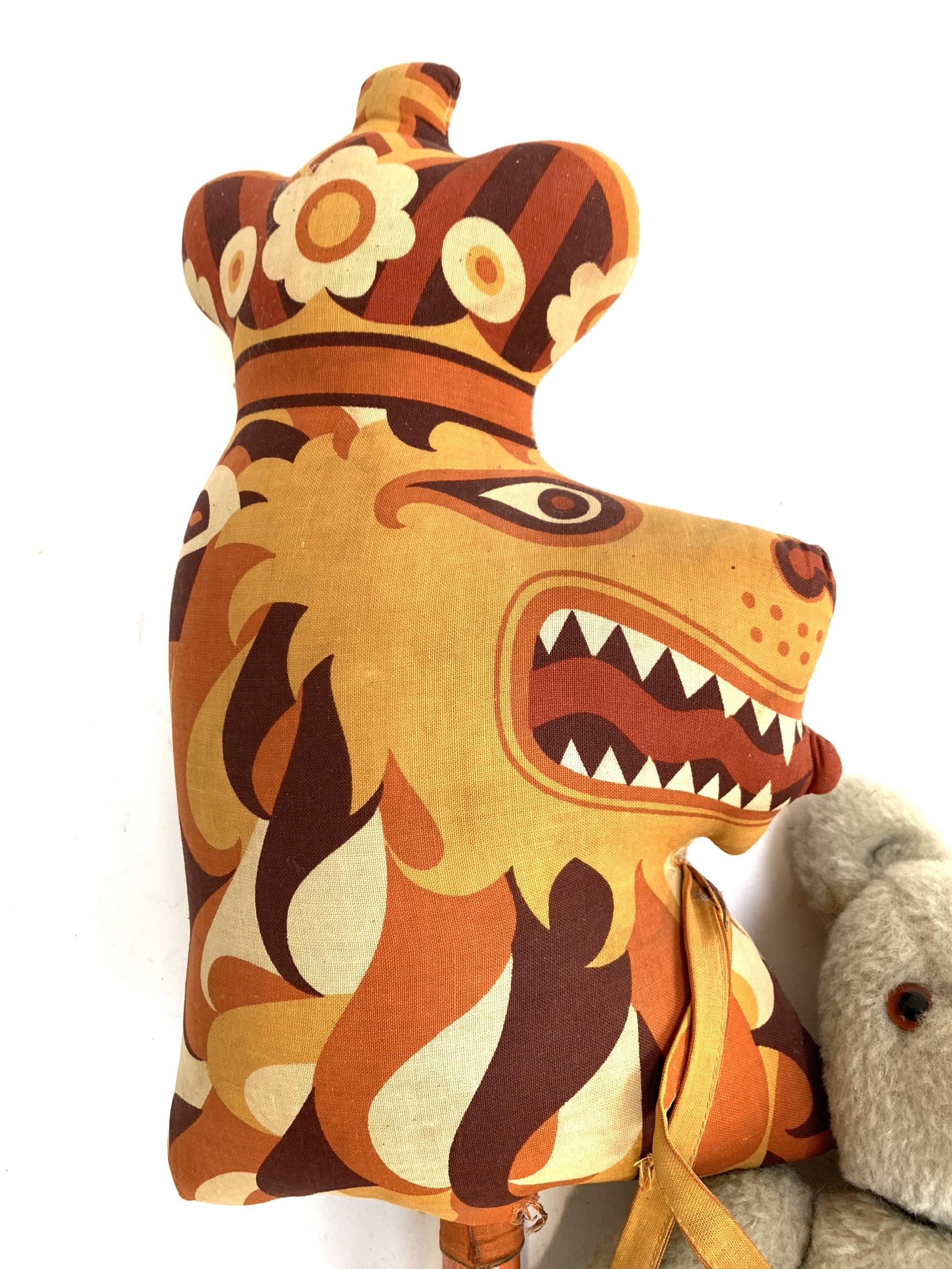 A vintage printed cloth hobby horse in the form of a lion, approx. 130cmL together with two - Bild 4 aus 4