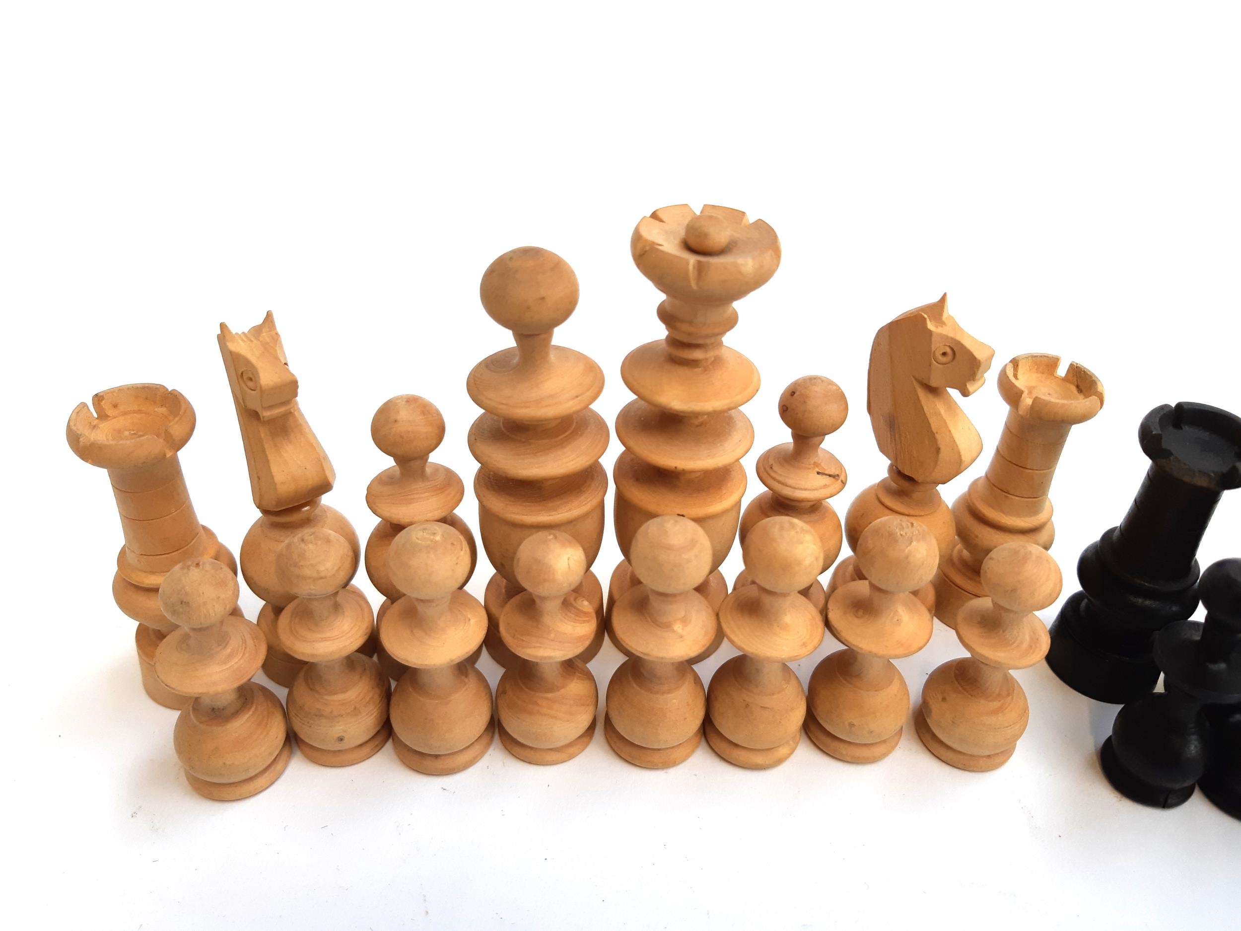A wooden chess set, the tallest piece approx. 8cmH - Bild 2 aus 4