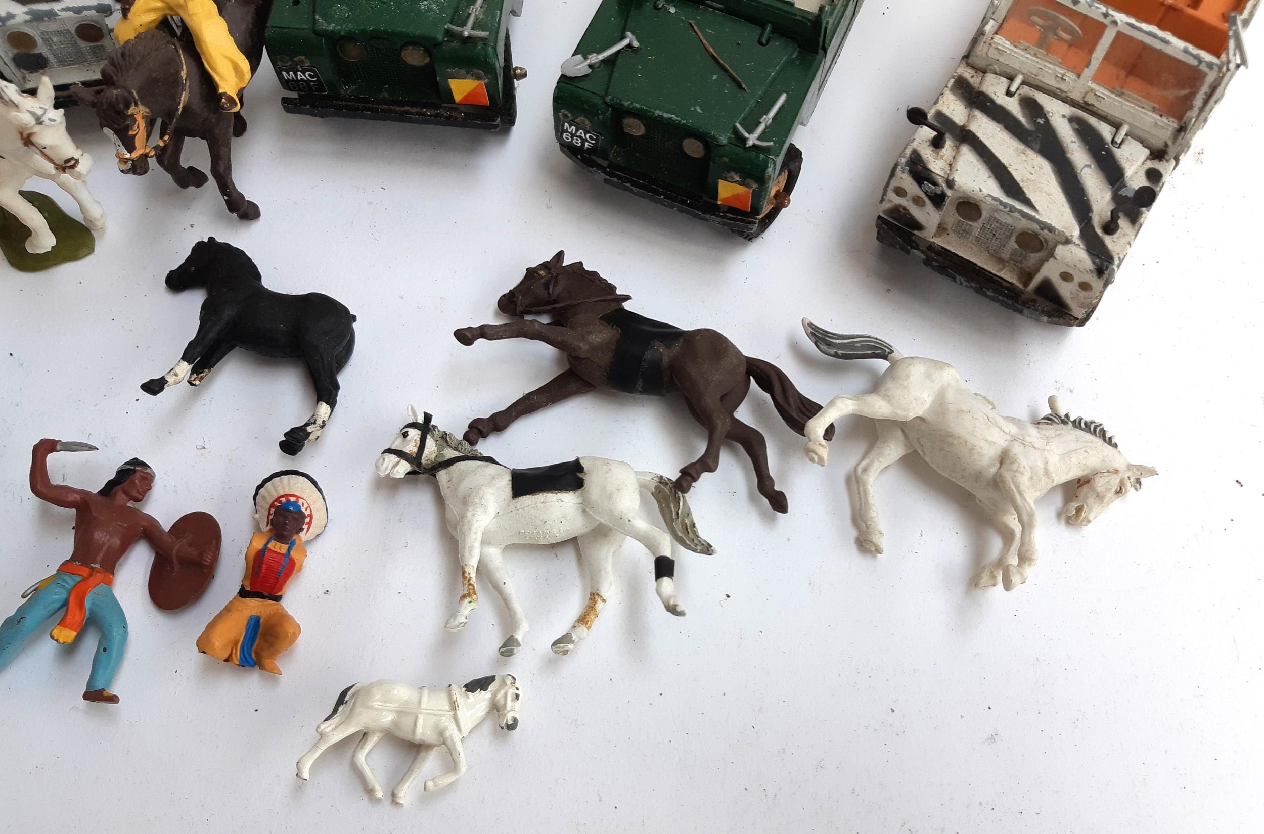 A quantity of Britains vehicles and animals to include 2 safari L.W.B Land Rovers, 2 further L.W.B - Bild 5 aus 5