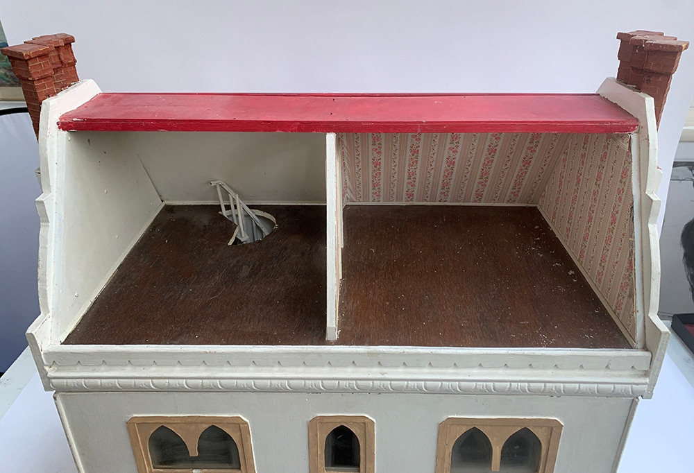 A white 3 storey dolls house with red roof to include 2 rooms on each floor, approx. 68x42x73cmH - Bild 3 aus 3