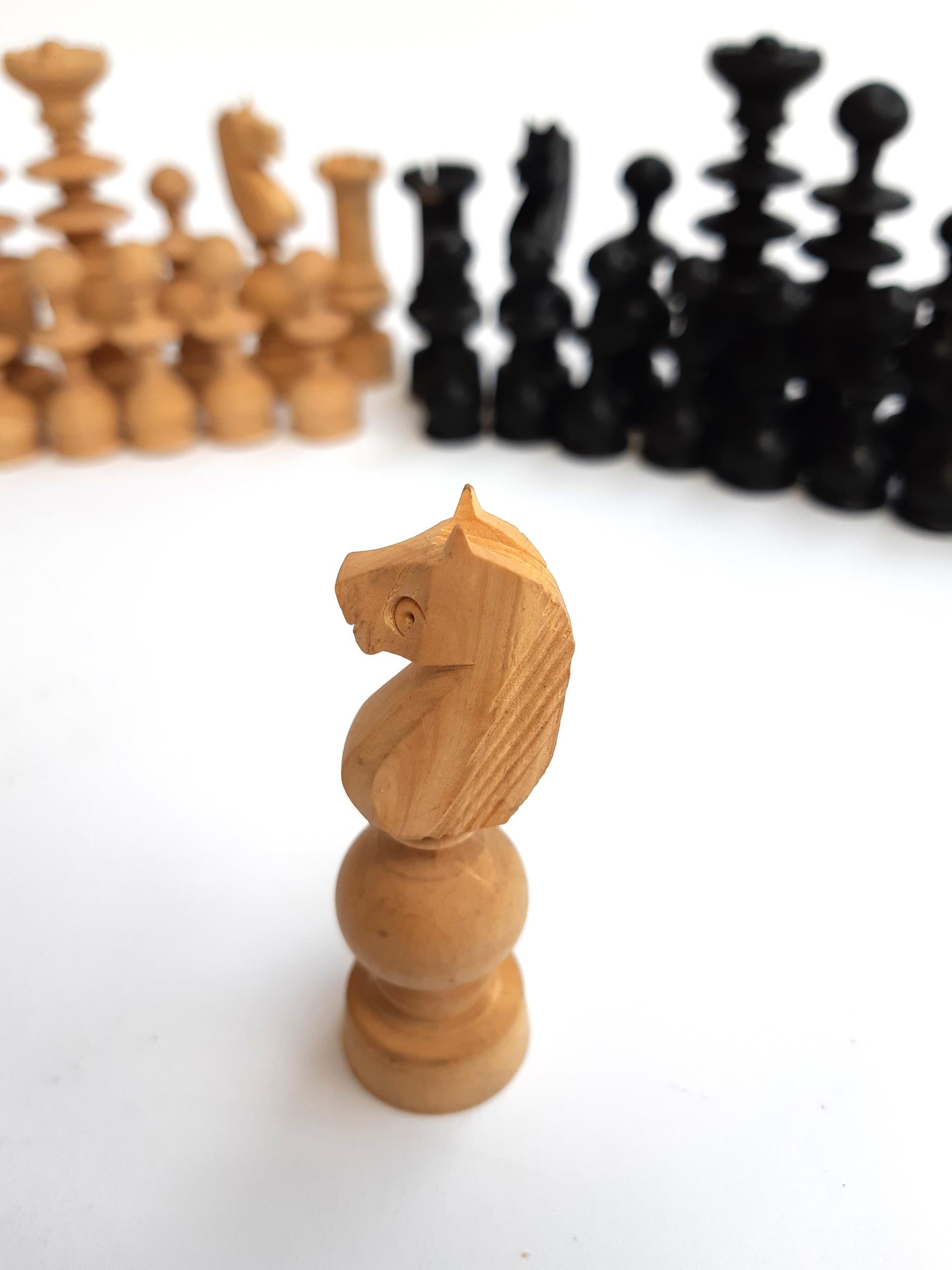 A wooden chess set, the tallest piece approx. 8cmH - Bild 4 aus 4