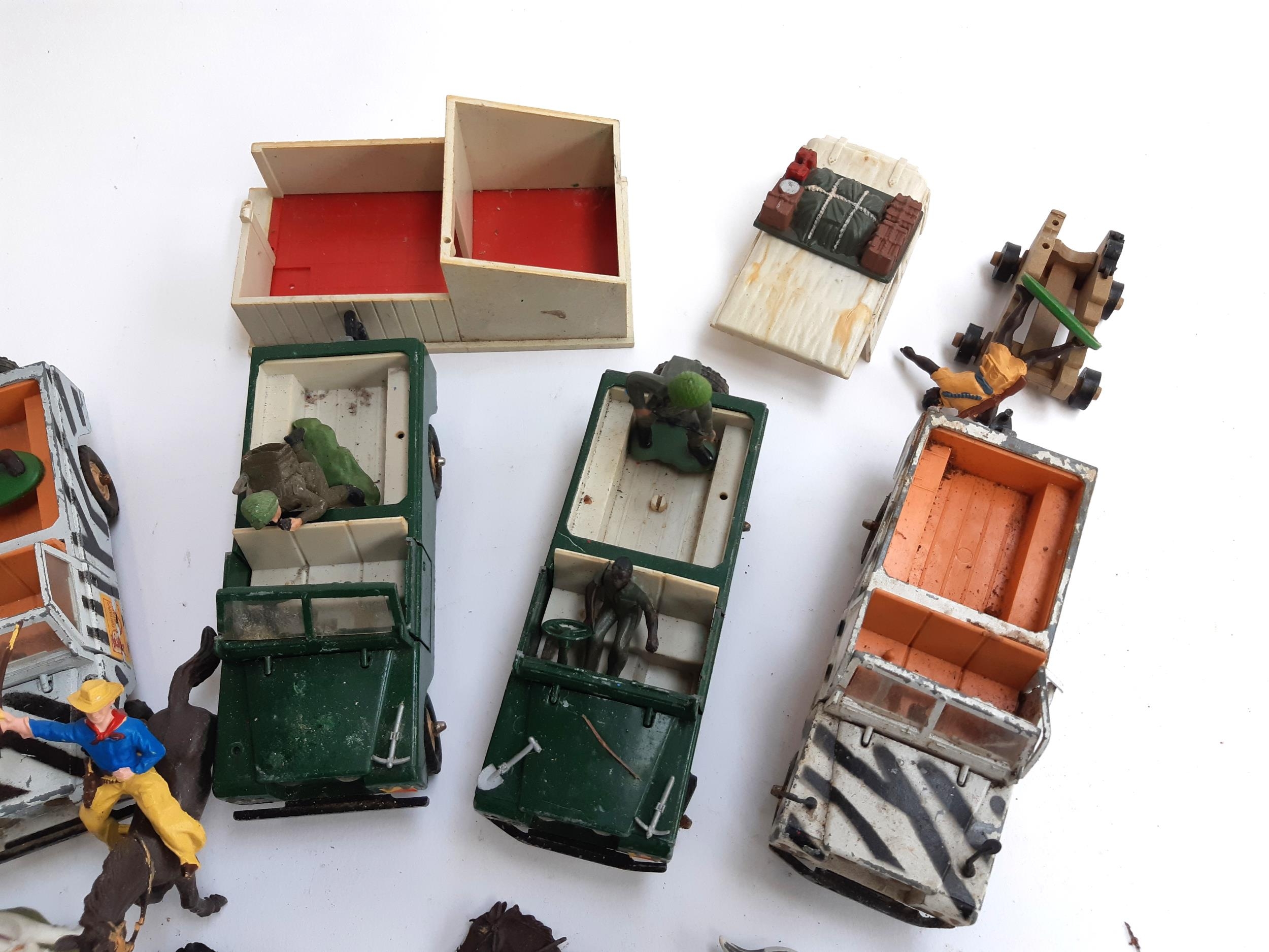 A quantity of Britains vehicles and animals to include 2 safari L.W.B Land Rovers, 2 further L.W.B - Bild 2 aus 5