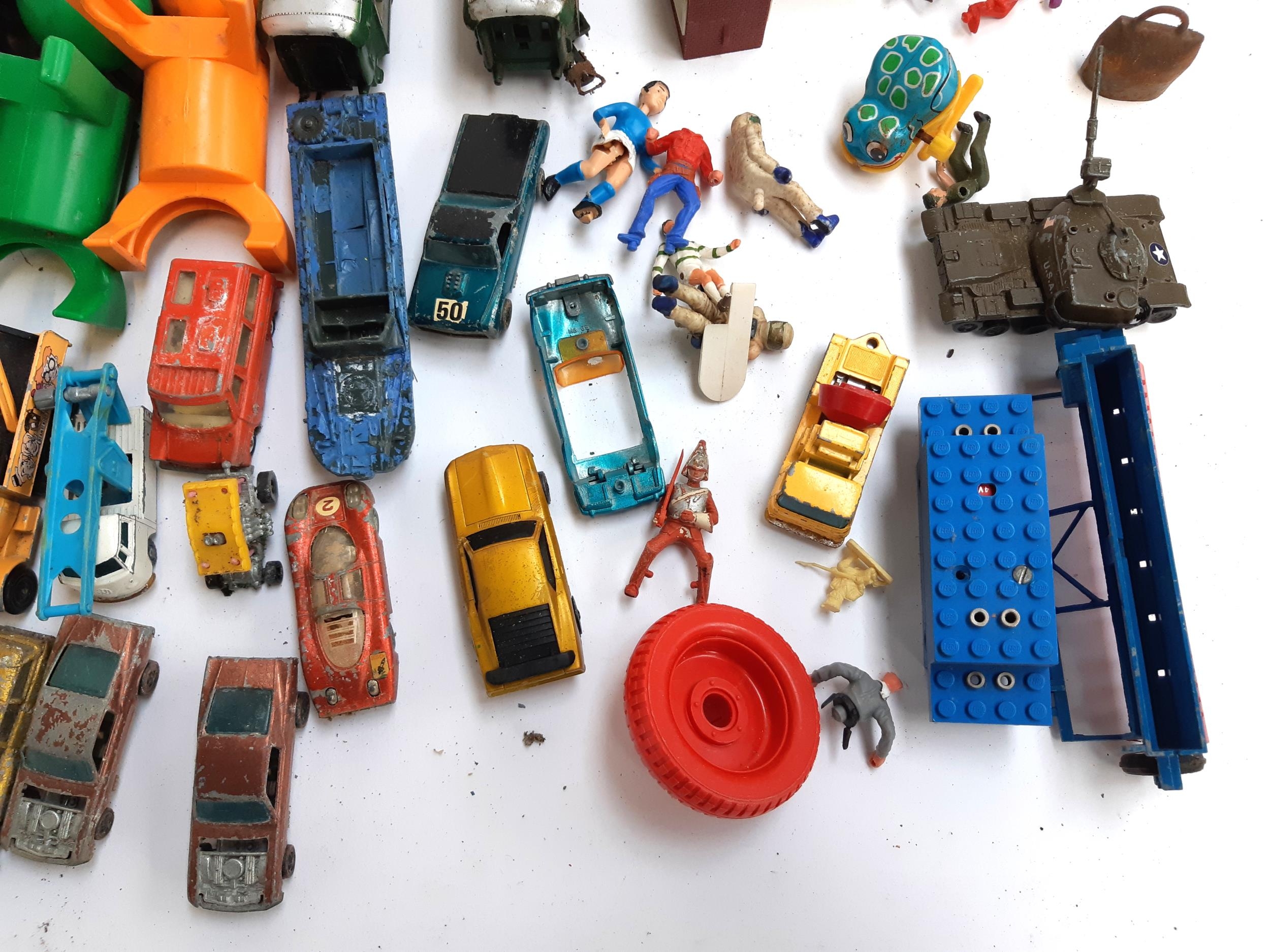 A quantity of die cast vehicles and other toys to include Lego, Hot Wheels, Husky, Airfix, train - Bild 3 aus 6