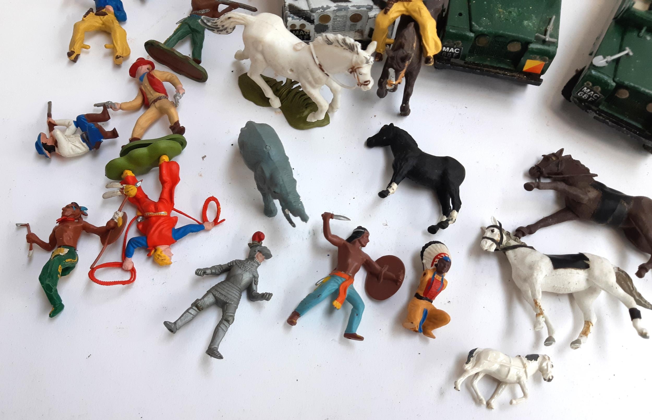 A quantity of Britains vehicles and animals to include 2 safari L.W.B Land Rovers, 2 further L.W.B - Bild 4 aus 5