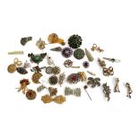 A mixed lot of mainly costume brooches, to include Czech filigree; sterling silver brooch; deco