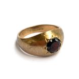 A 9ct gold ring set with a single garnet, approx. 4g, size L