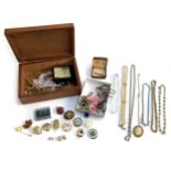 A wooden box containing a quantity of costume jewellery to include Sarah Coventry brooch, faux pearl