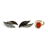 A yellow metal ring set with a carnelian cabochon (af); together with a pair of Siam silver niello