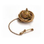 A yellow metal fox mask brooch, with safety chain, 2.2cm diameter