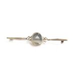 An unusual Art Deco 9ct white gold and grey banded agate bar brooch, approx. 4.9g, 6.3cm long, in