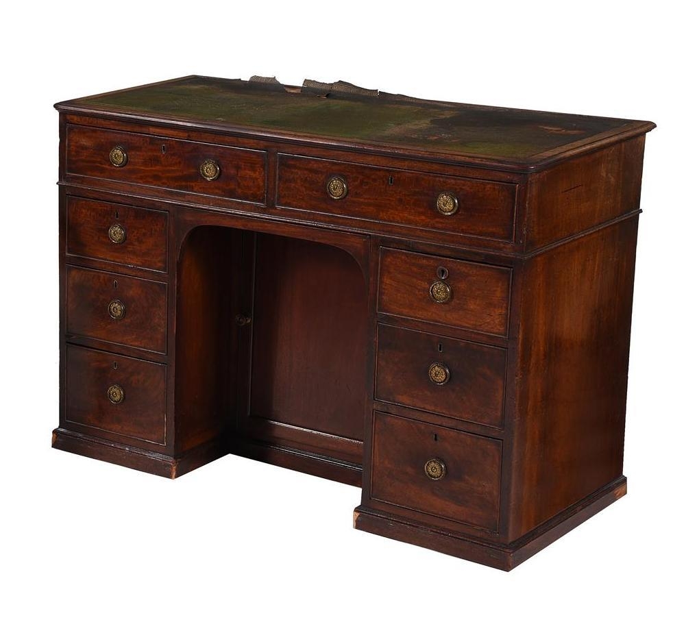 A Victorian mahogany kneehole desk, mid-19th century, 113x54.5x80cmH