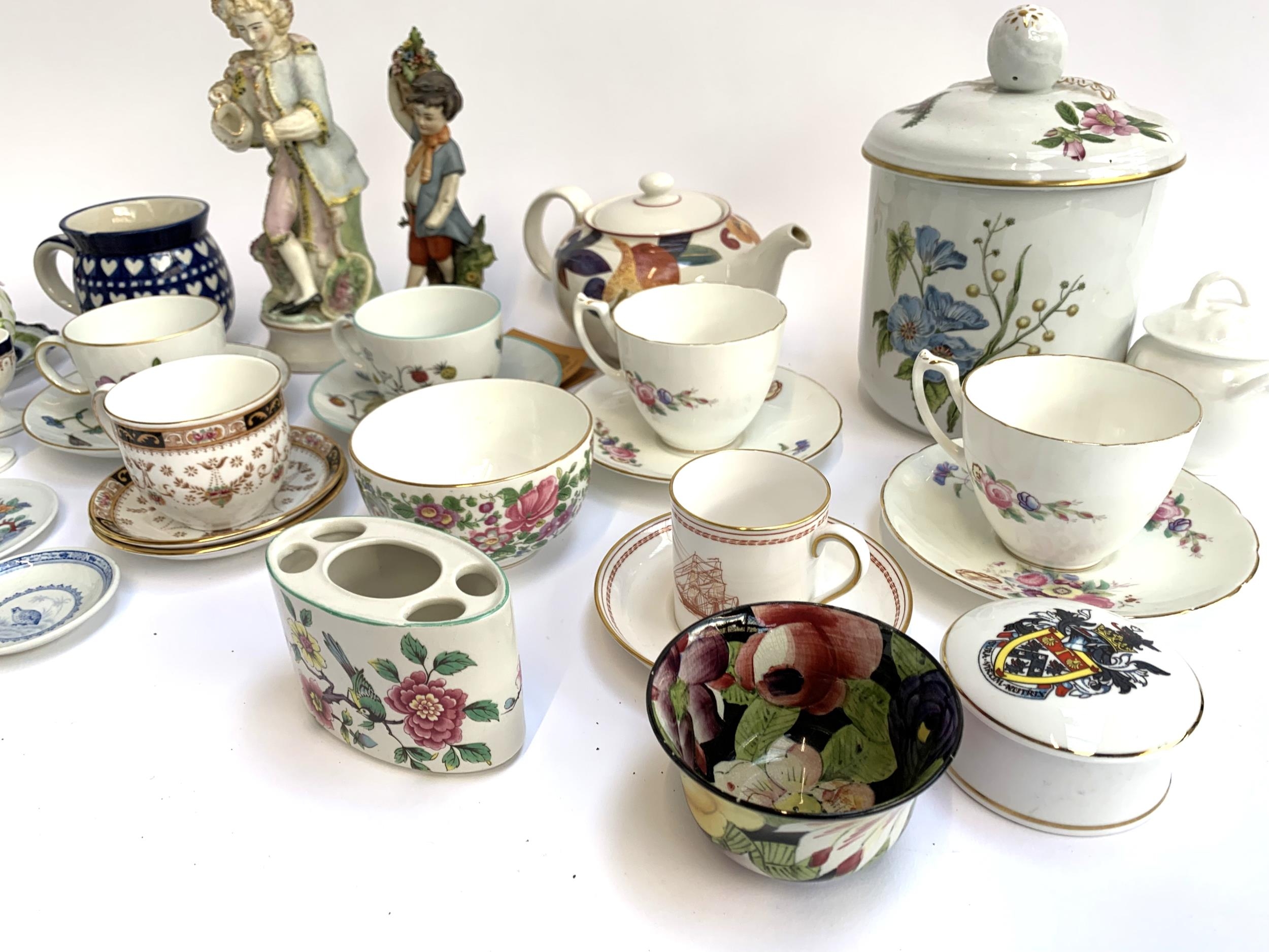 A mixed lot of ceramics to include 2 Coalport 'June Time', teacups and saucers, Royal Worcester ' - Bild 2 aus 3