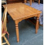 A modern beech kitchen table, with turned legs, 122x76x76cmH