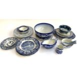 A mixed lot of approx. 29 pieces of blue and white china, to include Willow pattern, Asiatic