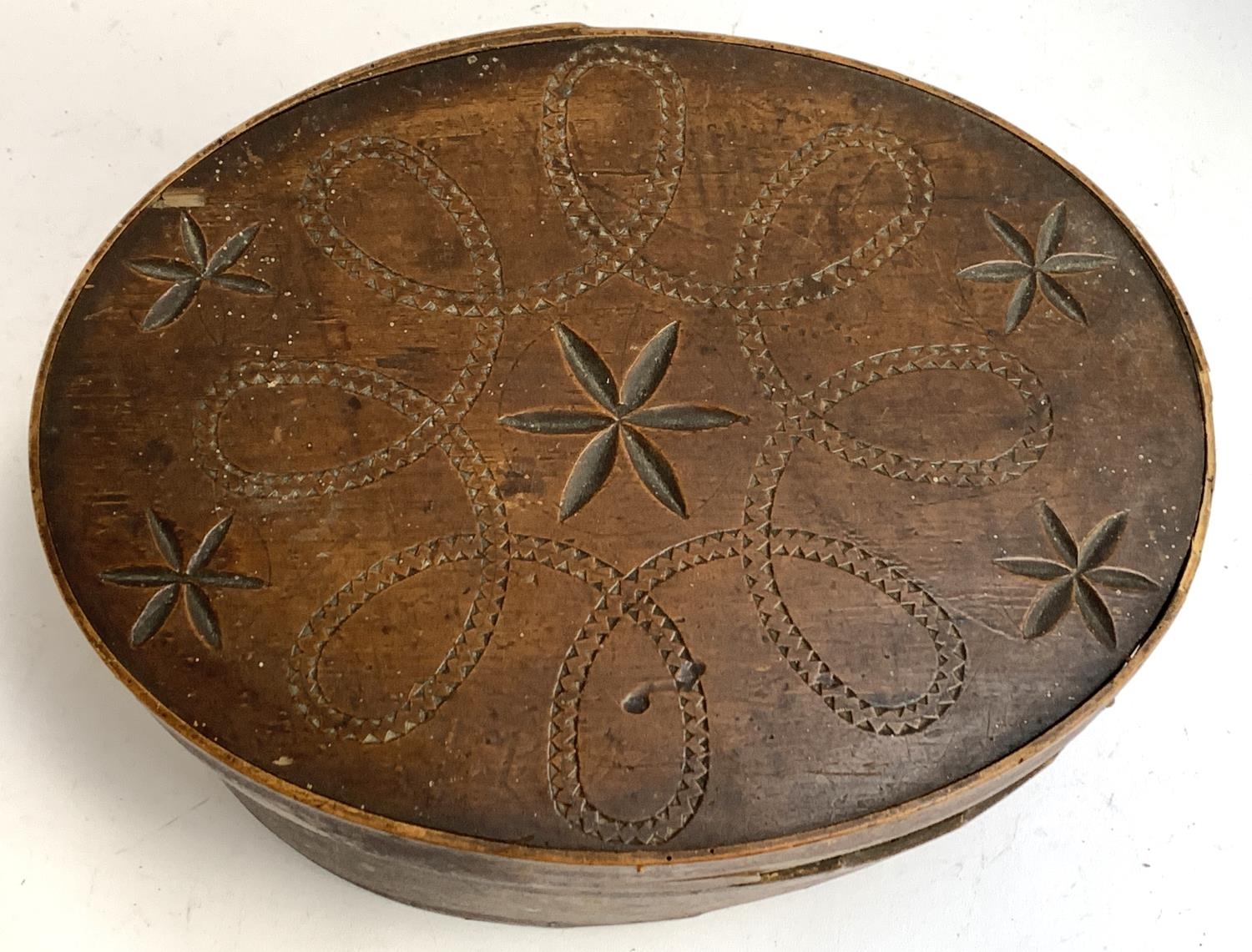 A 19th century Norwegian folk art 'Tine' bentwood box, with carved decoration to lid, 38.5x29. - Image 2 of 4