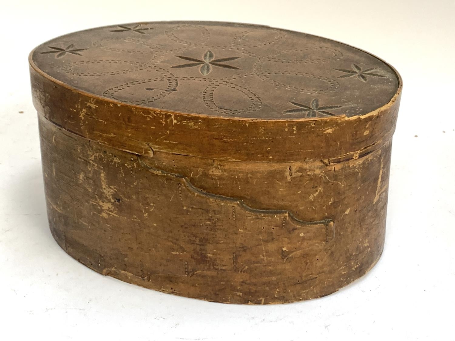 A 19th century Norwegian folk art 'Tine' bentwood box, with carved decoration to lid, 38.5x29. - Image 3 of 4