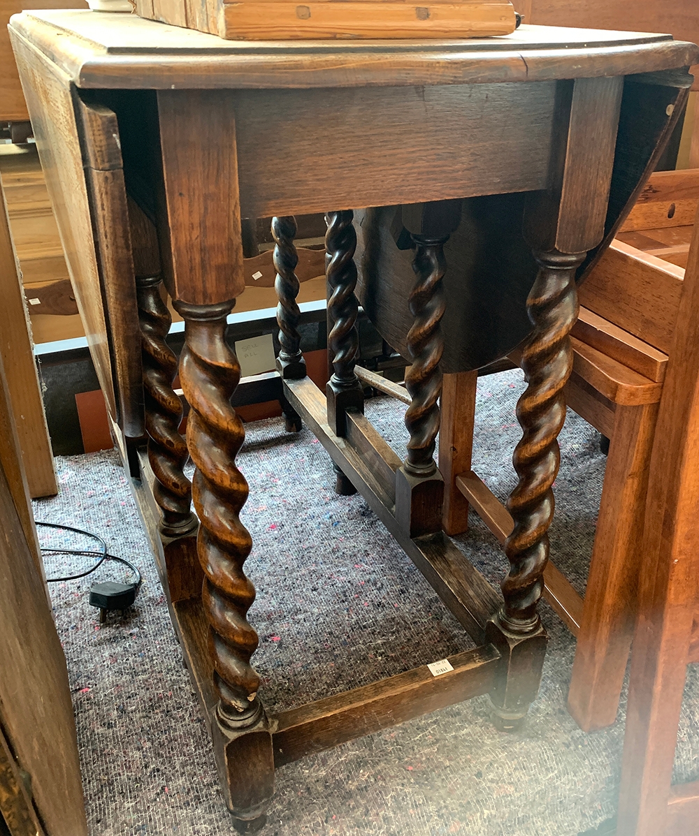 An oval oak gateleg table, on barleytwist supports and peripheral stretchers, 91x44x73cmH