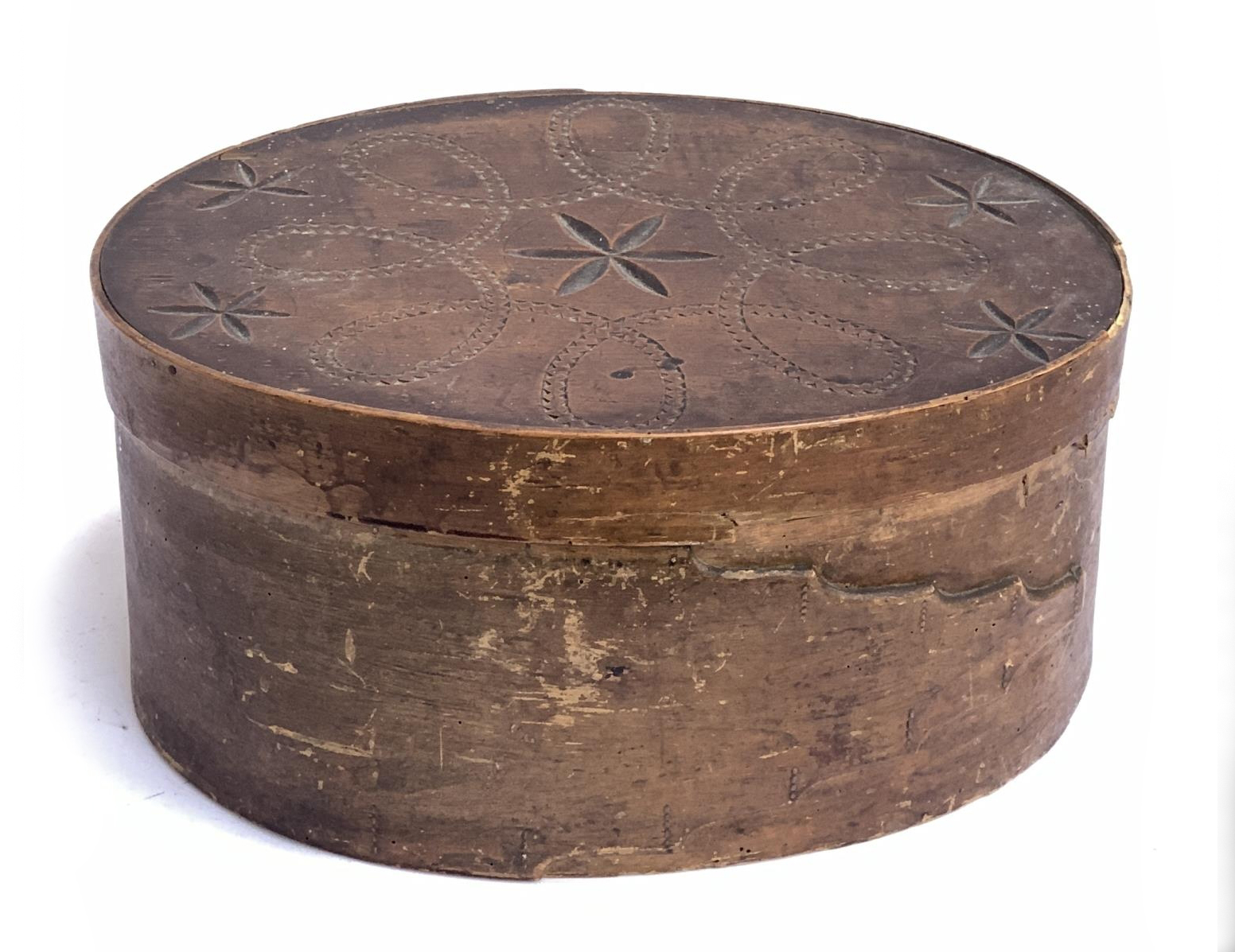 A 19th century Norwegian folk art 'Tine' bentwood box, with carved decoration to lid, 38.5x29.