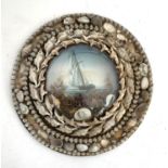 A sailor's valentine port hole picture, 23cmD (af)