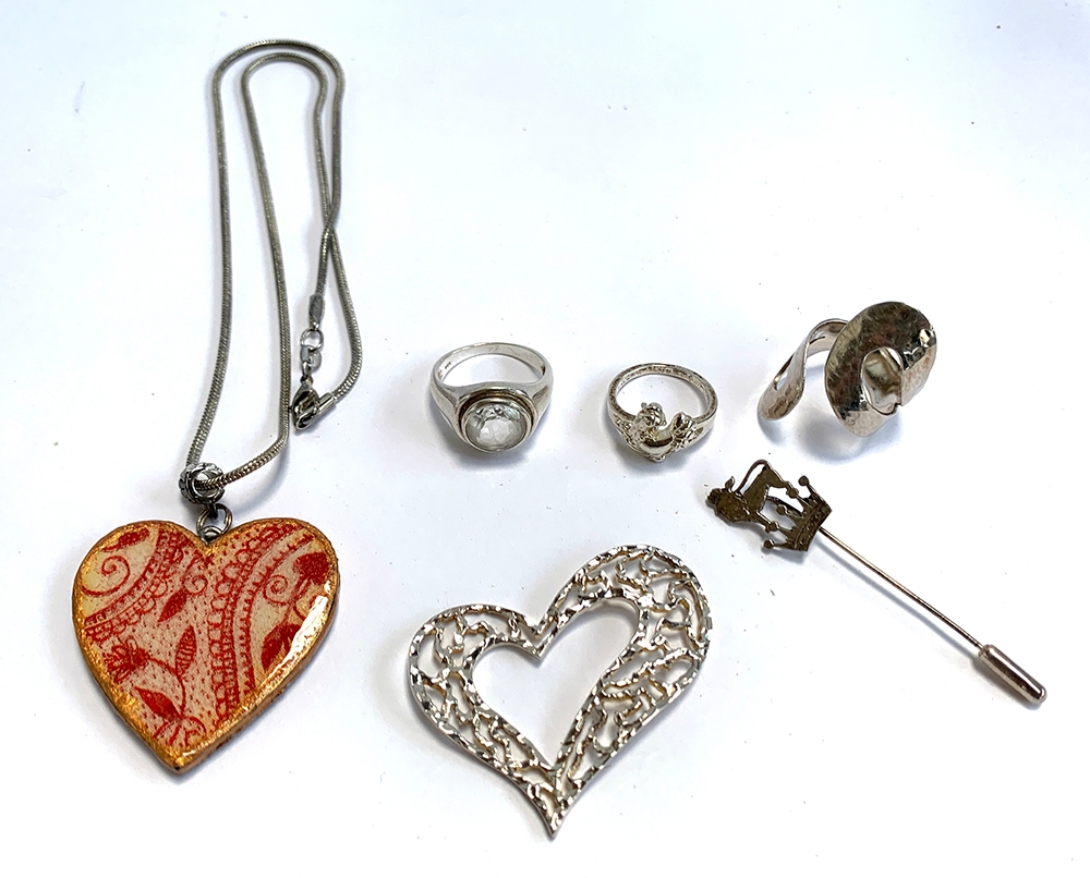 A small lot of jewellery to include silver rings, white metal stick pin with lion terminal, silver