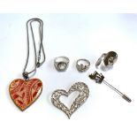 A small lot of jewellery to include silver rings, white metal stick pin with lion terminal, silver