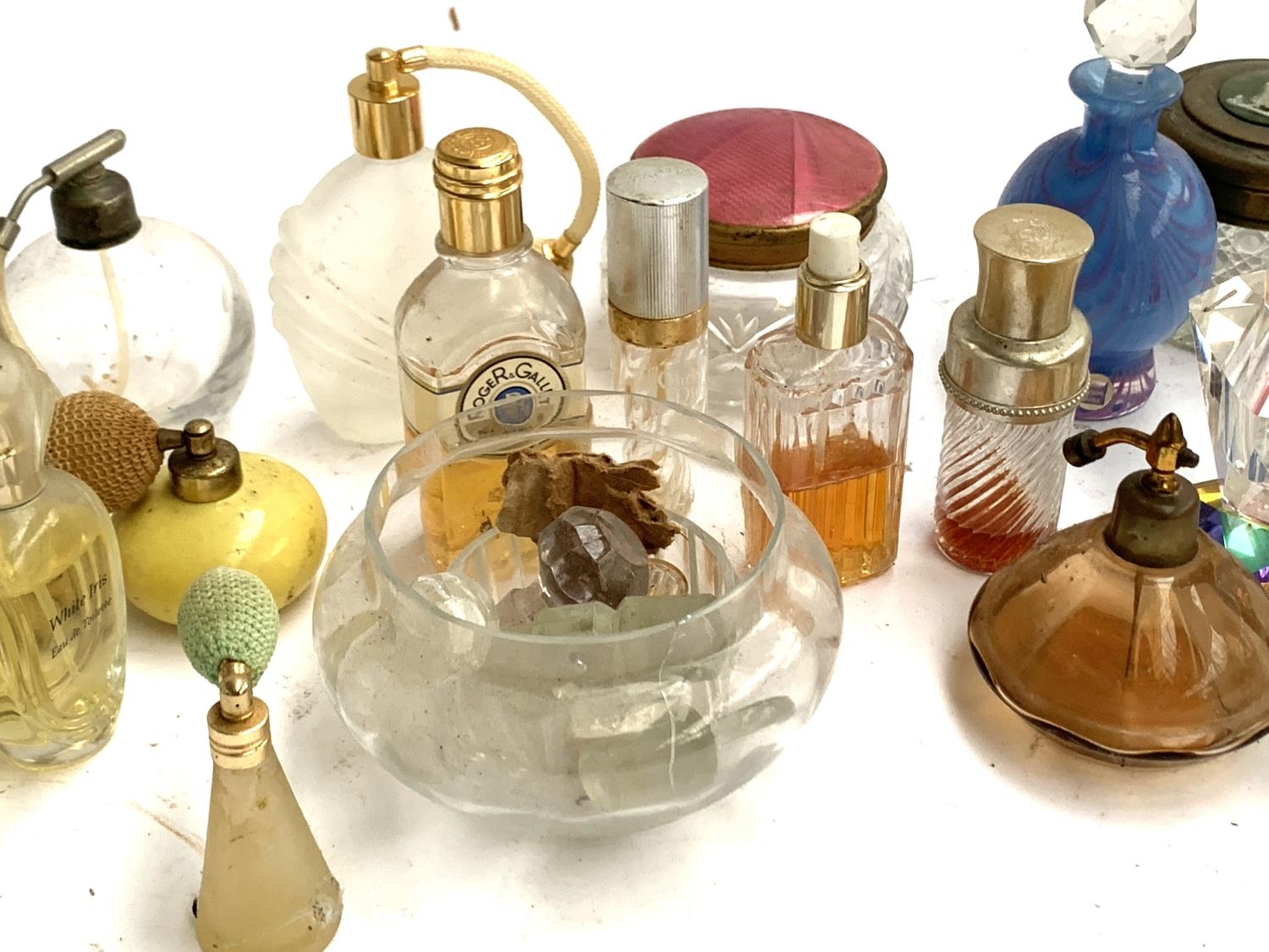 A collection of scent bottles, some art deco, to include Dior, Peter Tysoe Glass, etc - Bild 3 aus 3