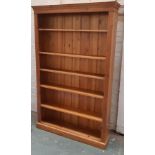 A large pine bookcase, 122x24x202cm