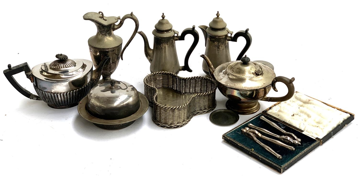 A mixed lot of plated items, to include two teapots, three coffee pots, muffin dish, etc