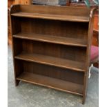 An oak bookcase of four shelves, 92cmW