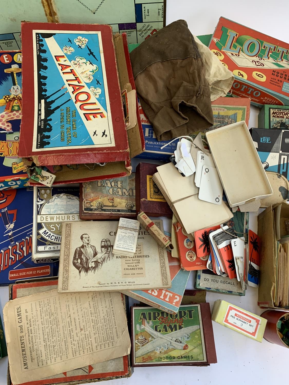 A mixed box of toys and games to include table tennis, compendium of games, cigarette cards, - Bild 3 aus 4
