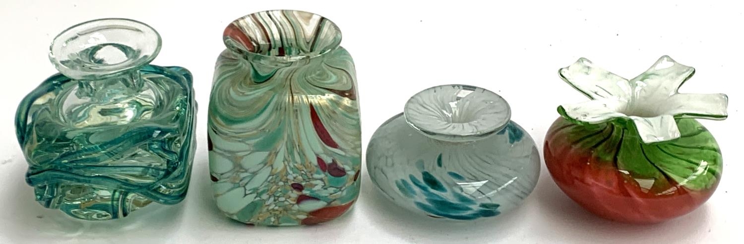 Four small art glass vases, to include Mdina, one stamped indistinctly to base, the tallest 9. - Bild 2 aus 2