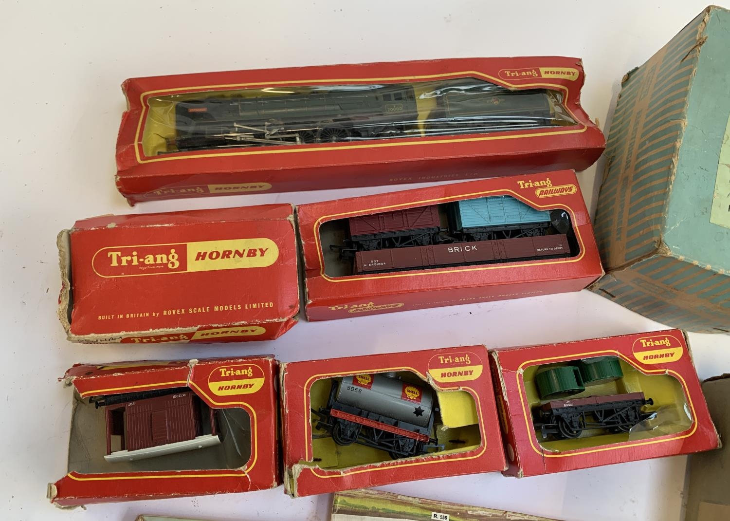 A quantity of Hornby locomotives and rolling stock to include OO Gauge 'Britannia' locomotive in - Bild 2 aus 3