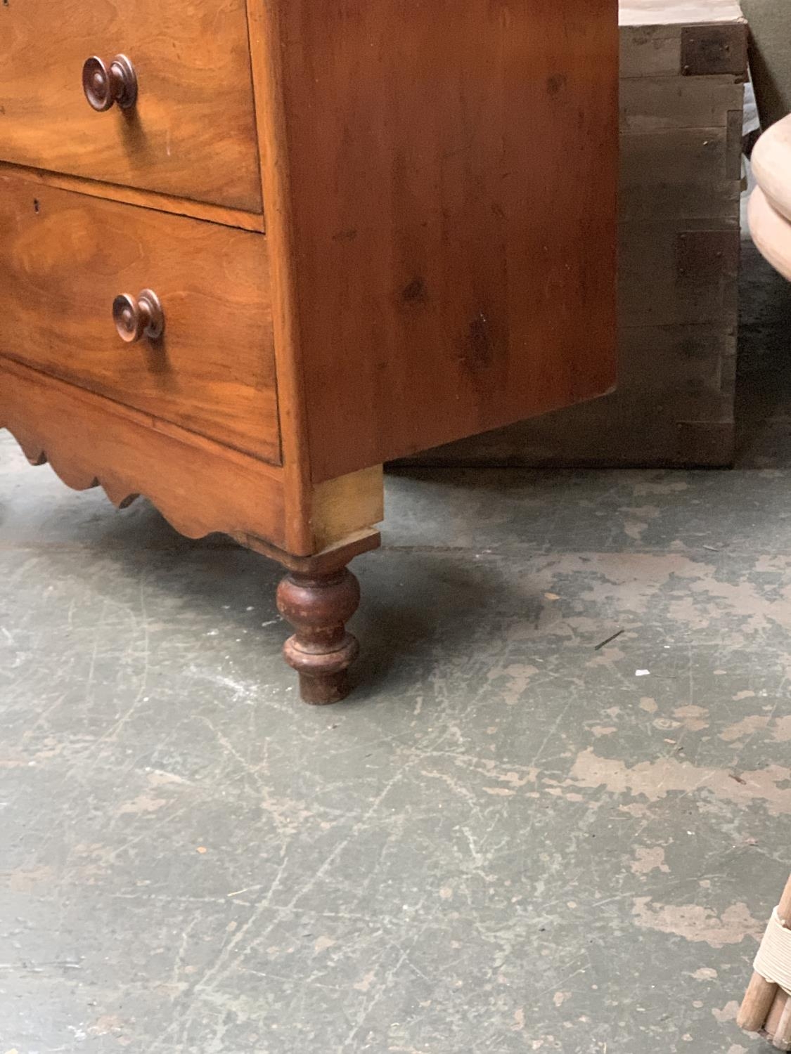 A Victorian mahogany chest of two short over three long drawers, on a shaped apron and turned - Bild 2 aus 3