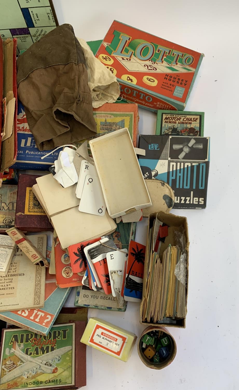 A mixed box of toys and games to include table tennis, compendium of games, cigarette cards, - Bild 4 aus 4