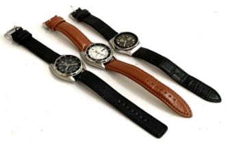 A lot of three gents Seiko automatic stainless steel wristwatches, each with leather strap and day/