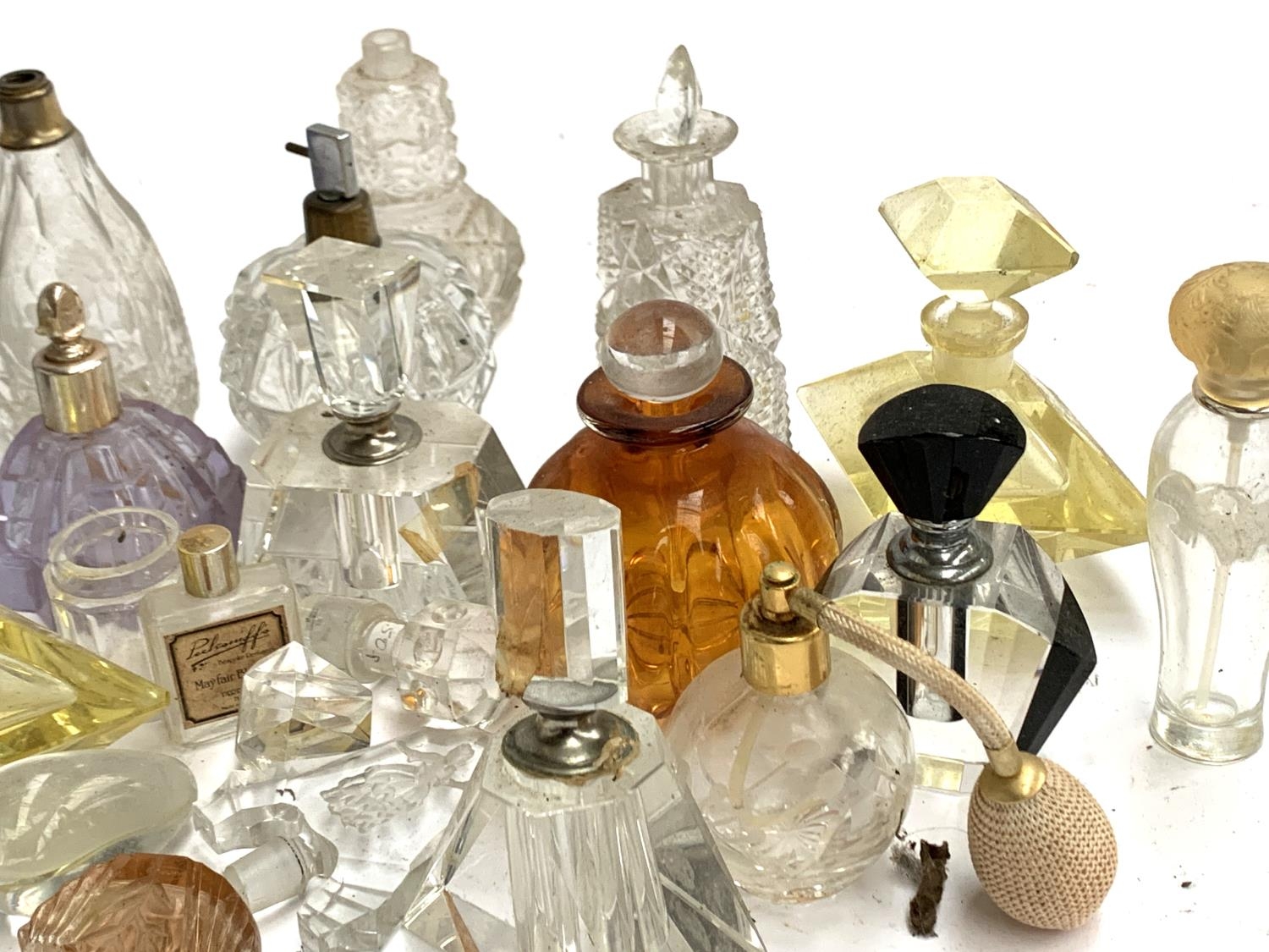 A collection of scent bottles, some art deco, to include Dior, Peter Tysoe Glass, etc - Bild 2 aus 3