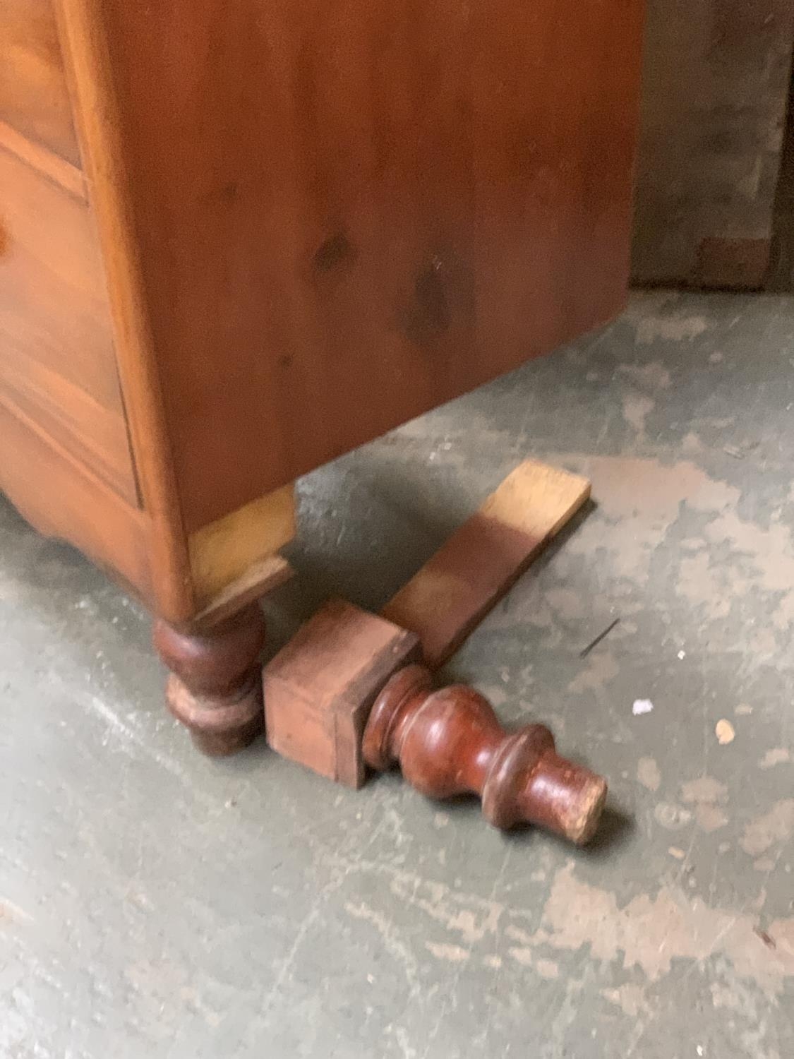 A Victorian mahogany chest of two short over three long drawers, on a shaped apron and turned - Bild 3 aus 3