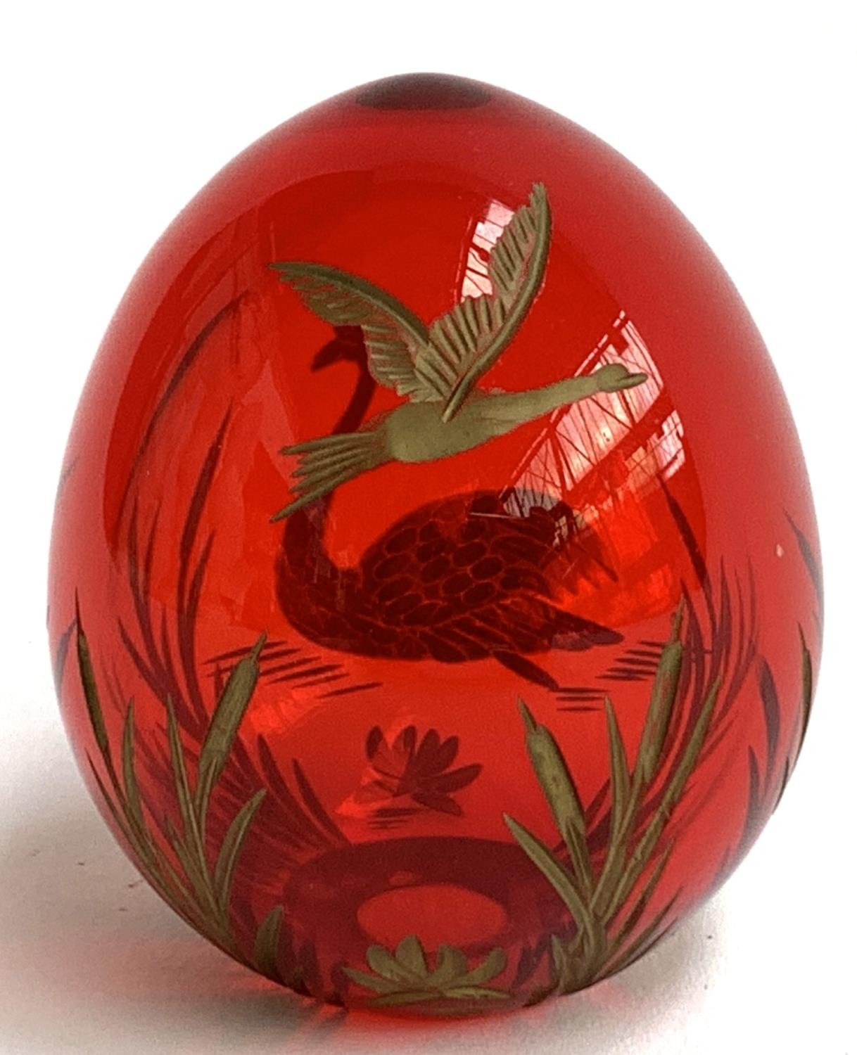 A Russian Faberge style cranberry glass egg, with engraved gilt decoration of swans and rushes, 6cmH - Bild 2 aus 3