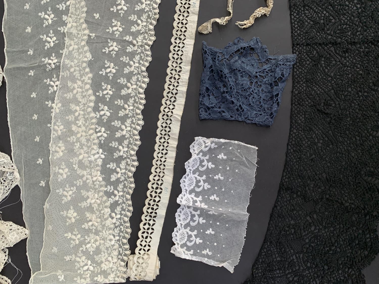 A mixed lot of lace, approx. 11 pieces, to include black lace trim, a blue lace sleeve, tambour lace - Image 3 of 4