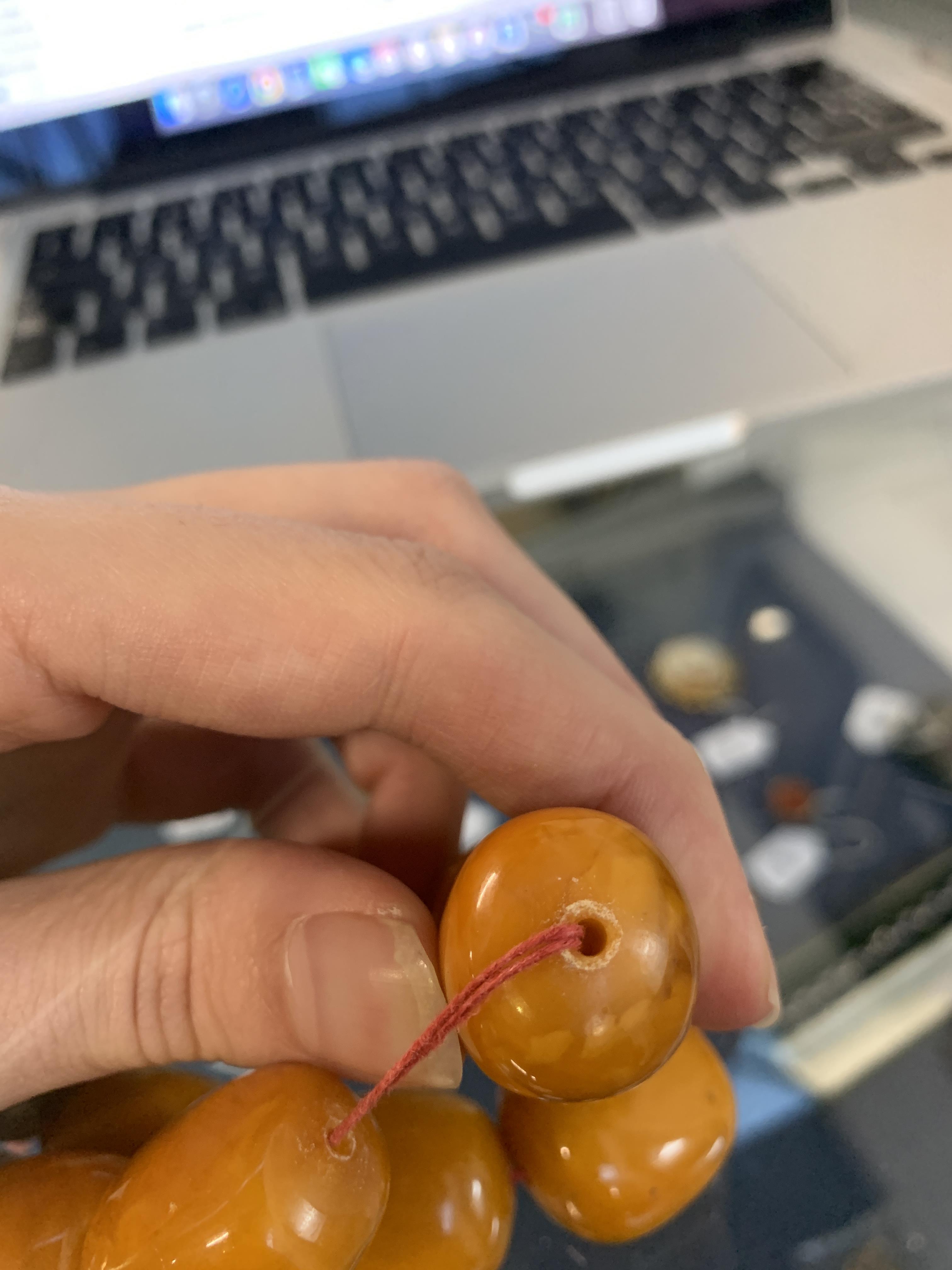 A heavy butterscotch amber bead necklace, the largest of the 17 beads approx. 3.5x3.5cm, approx. - Image 4 of 7