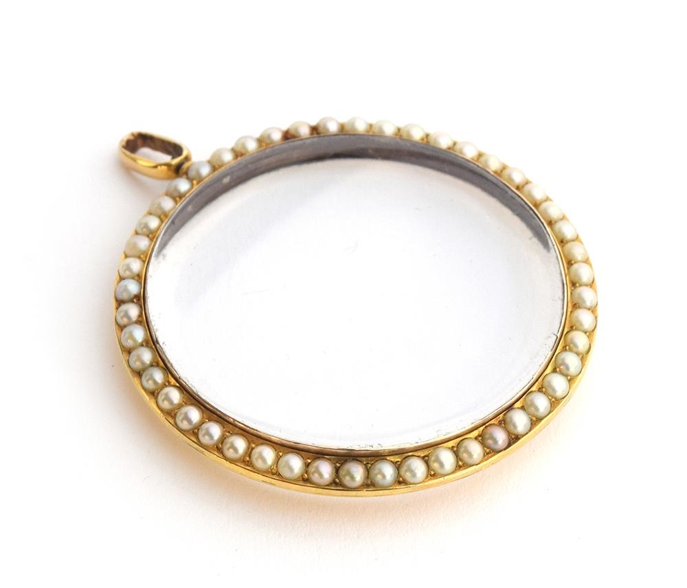 A yellow metal and split pearl double sided photo locket, 5cm diameter - Image 2 of 2