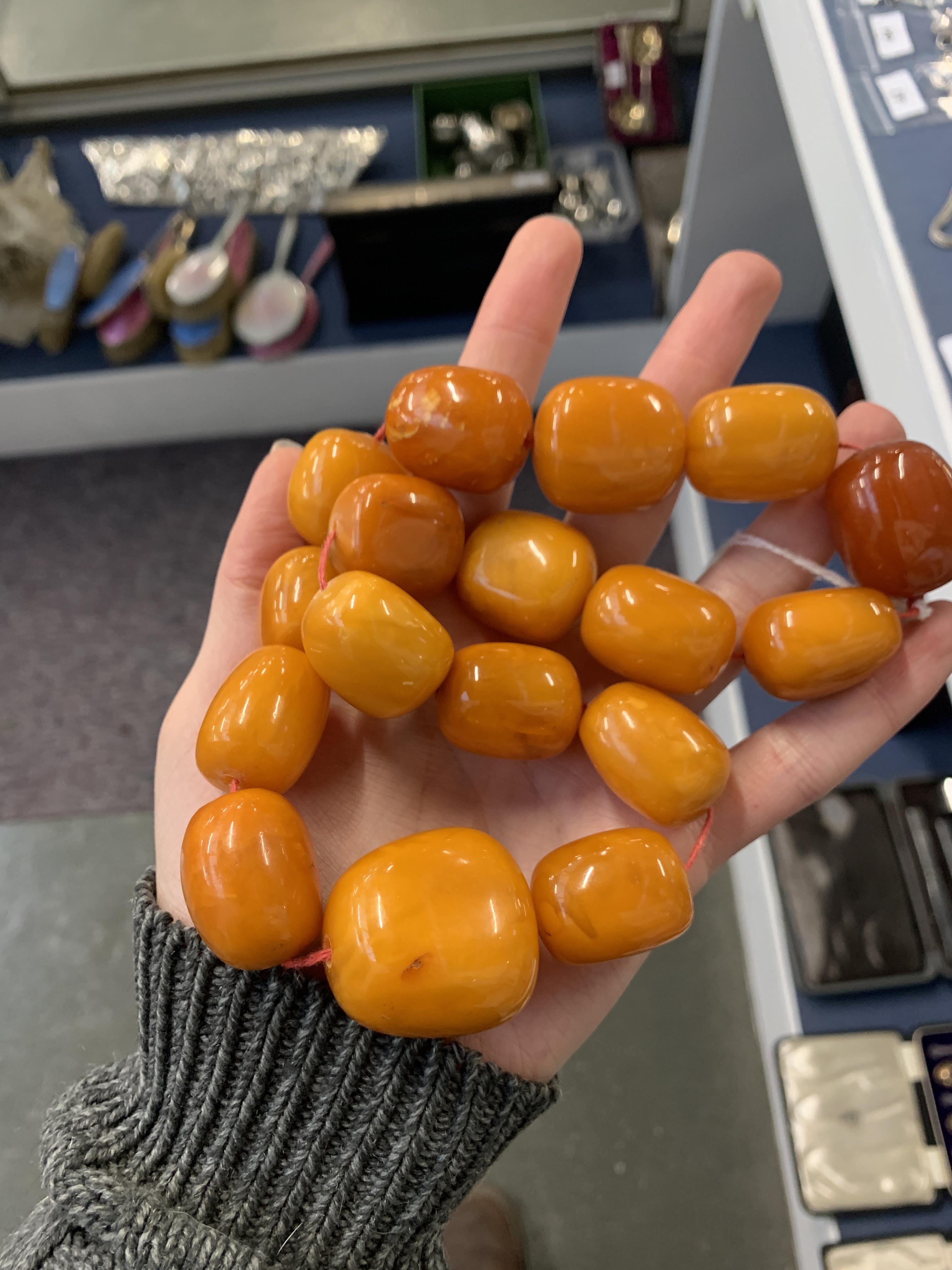 A heavy butterscotch amber bead necklace, the largest of the 17 beads approx. 3.5x3.5cm, approx. - Image 6 of 7