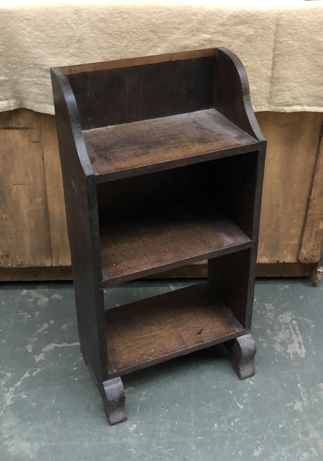 A small oak bookshelf of three shelves, 39cmW