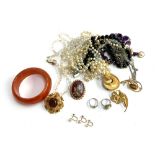 A mixed lot of jewellery to include three 9ct gold and pearl screw back earrings, total weight