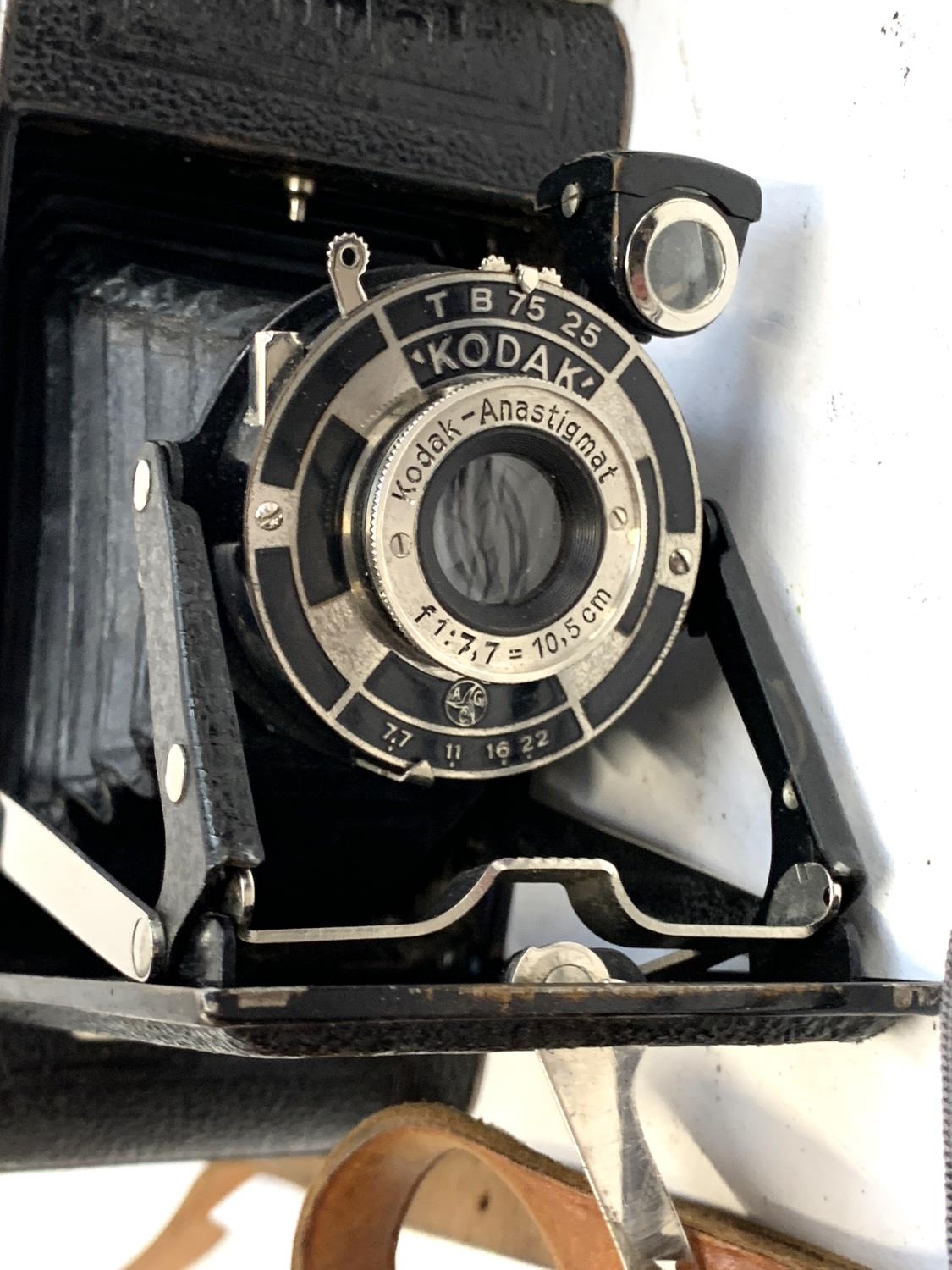 A Kodak Junior 620 bellows camera, Finetta 88 Saraber Goslav 1:2.8/45mm camera and a Bewi quick - Image 2 of 4