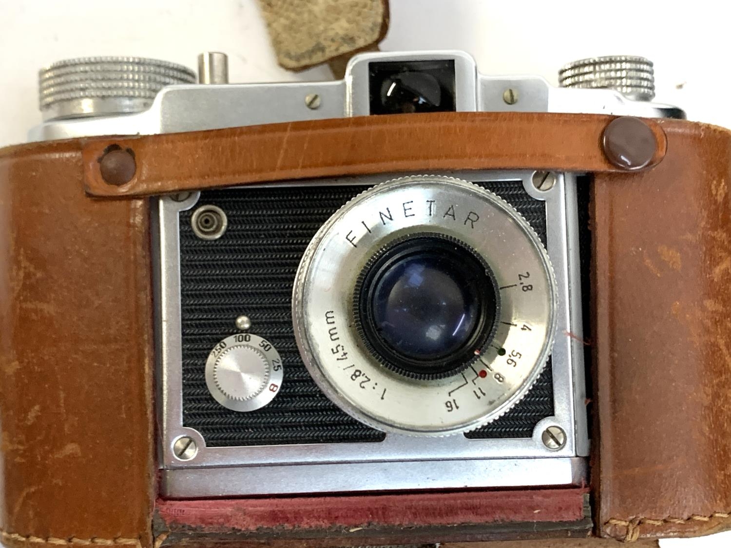 A Kodak Junior 620 bellows camera, Finetta 88 Saraber Goslav 1:2.8/45mm camera and a Bewi quick - Image 4 of 4