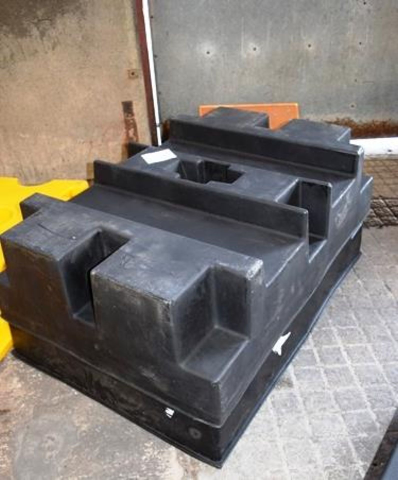 3 x plastic base stands comprising 1 x SJ-100-061 and 2 x unbranded black plastic base stands size - Image 3 of 3