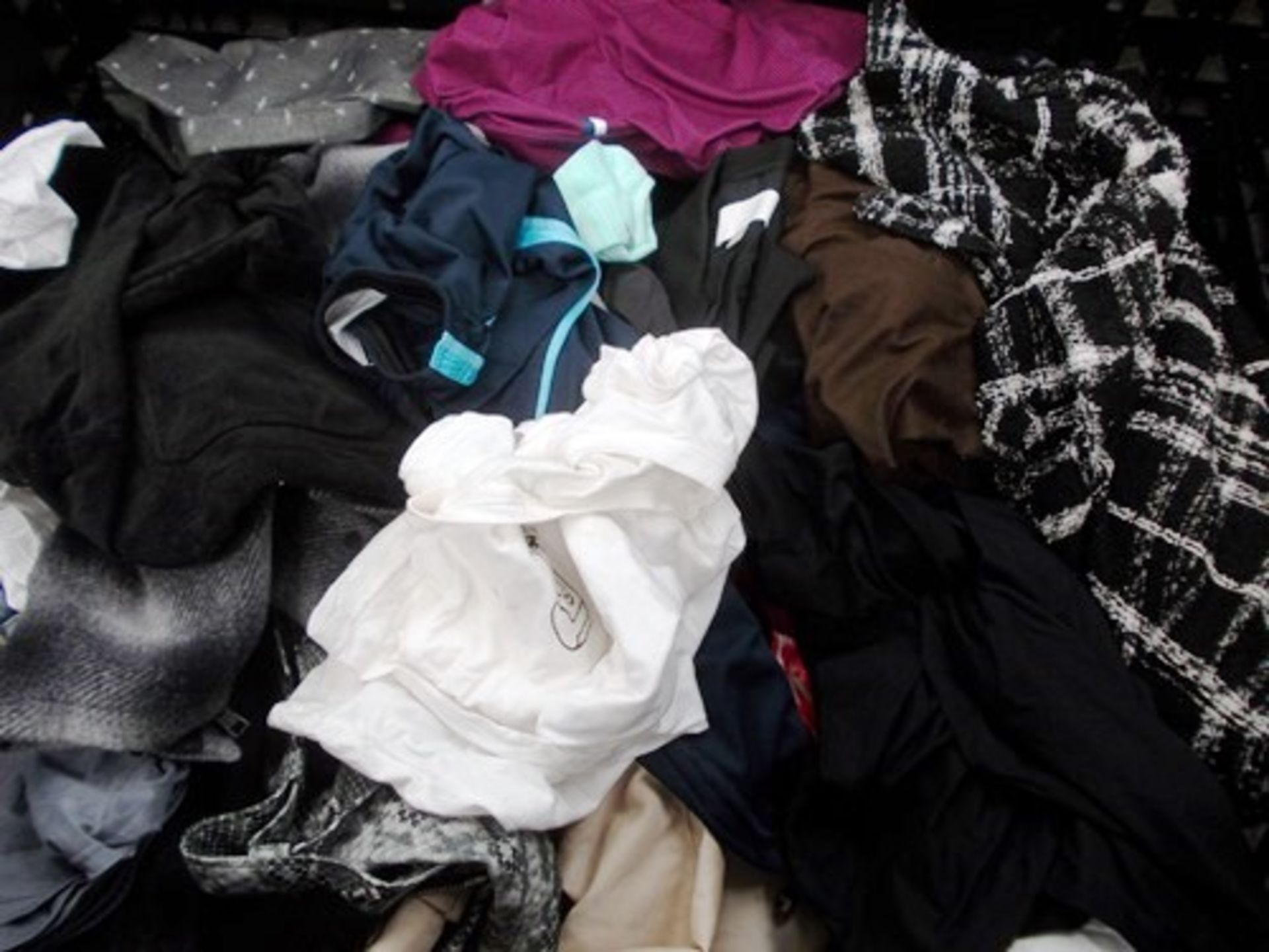 A magnum of clothing including 2 x Zara coats, Bershka, white shift, etc. - Second-hand (magnum