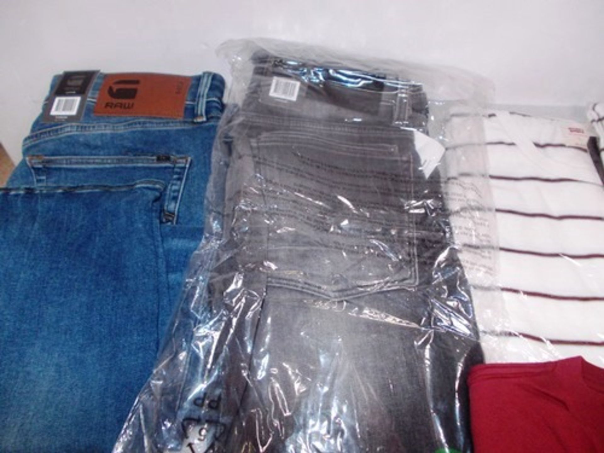 5 x items of men's clothing comprising 2 x G-Raw jeans, style 3301, slim size 31W/30L and 4101