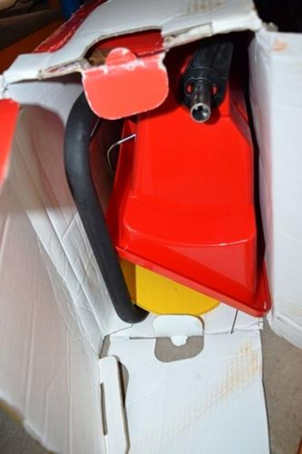 1 x Wolf Garten WE430 Perfekt spreader and 1 x Ryno 500w electric hedge trimmer - New in tatty boxes - Image 2 of 2